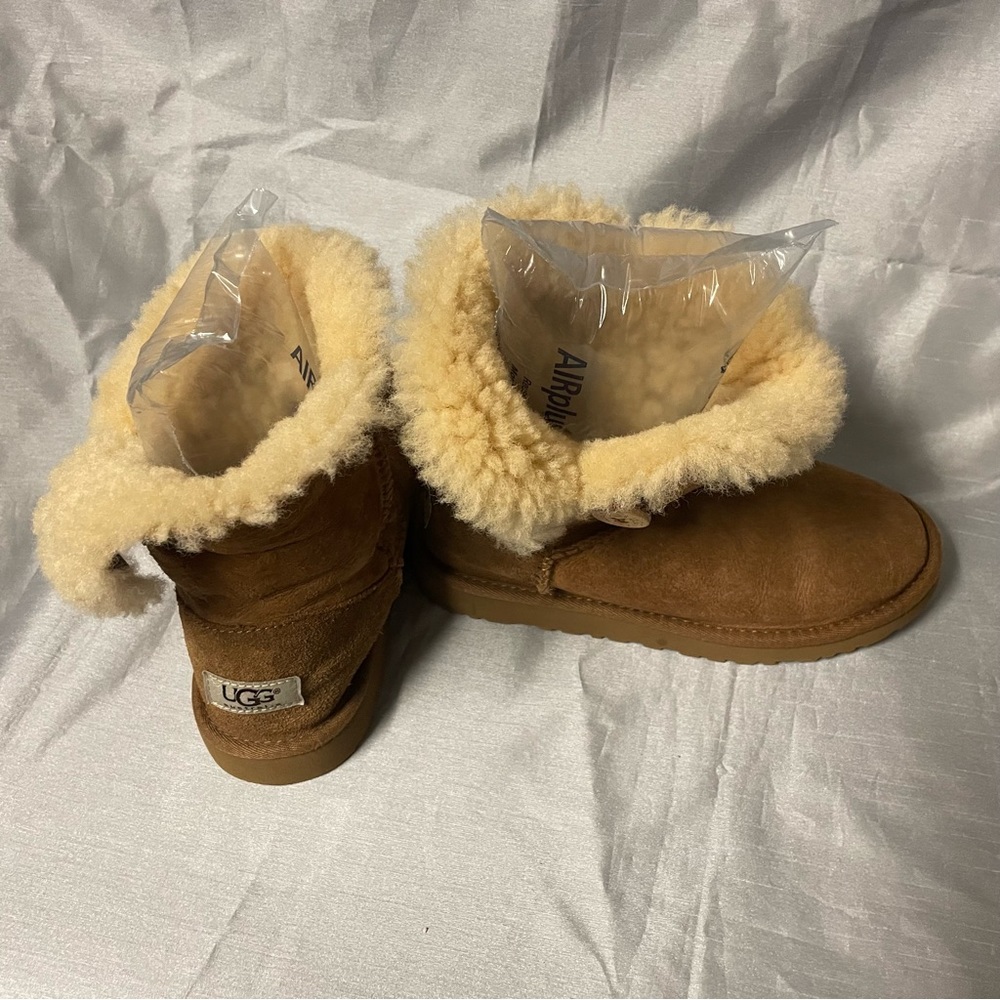 UGG Big Girls size3